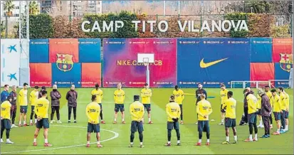  ?? FOTO: FCB ?? Homenaje póstumo La plantilla del Barça mostró sus respetos a Kobe Bryant y su hija Gianna en la Ciutat Esportiva Joan Gamper