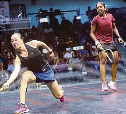  ??  ?? Low Wee Wern (left) stretches to return a shot against compatriot S. Sivasangar­i during the semifinal of the Malaysia Open at the National Squash Centre in Bukit Jalil yesterday. PIC BY OWEE AH CHUN