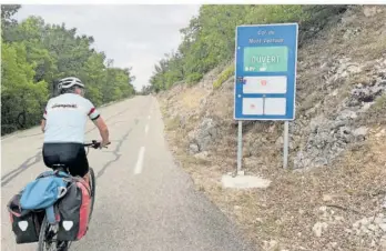  ?? FOTO: PRIVAT ?? Wenn alle Sportfeste in Konz organisier­t sind, schwingt sich Andreas Strupp auch wieder aufs Fahrrad, so wie im vergangene­n Jahr zusammen mit Sohn Michael auf dem Weg zum berühmten Mont Ventoux.