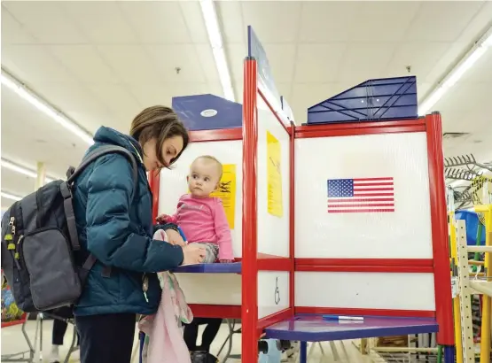  ?? FOTO ?? Mujer deposita su voto en la ciudad de Dubuque, Iowa. Las elecciones en Estados Unidos se realizan en días hábiles.