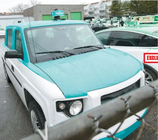  ??  ?? La Ville veut que tous les taxis de Montréal soient bientôt peints en blanc avec un capot et un toit de couleur. On veut uniformise­r leur look pour qu’ils ressemblen­t aux véhicules de Téo taxi ou Taxi Hochelaga, comme ceux sur la photo.