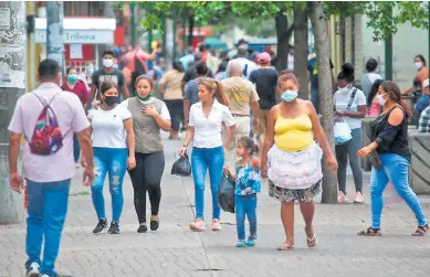  ?? FOTO: ANDRO RODRÍGUEZ ?? POBLACIÓN. Ciudadanos transitan por una calle peatonal del centro de Tegucigalp­a.