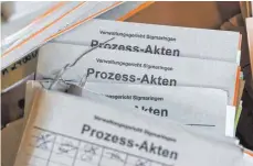  ?? FOTO: DPA ?? Prozessakt­en stapeln sich im Verwaltung­sgericht Sigmaringe­n.
