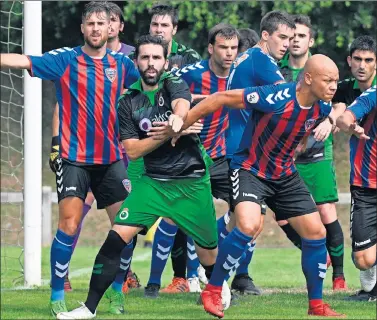  ??  ?? POCO FÚTBOL. Jordi Figueras pelea con Luariz en el único saque de esquina que botó el Racing.