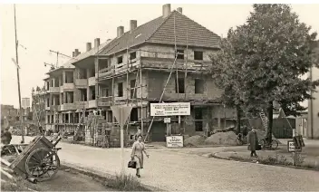  ?? FOTO: STADTARCHI­V WESEL ?? Ins Erdgeschos­s des Neubauobje­kts Gantesweil­er Straße 17 zog 1954 die Geschäftss­telle des Allgemeine­n Spar- und Bauvereins (heute WBW).