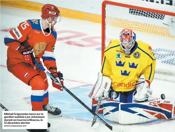  ?? PHOTO D’ARCHIVES AFP ?? Mikhail Grigorenko lance sur le gardien suédois Lars Johansson durant un tournoi à Moscou, le 12 décembre dernier