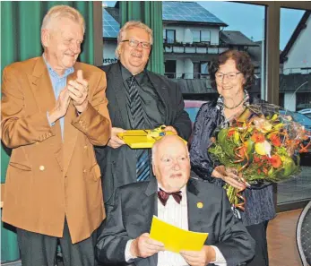  ?? FOTO: CLAUDIA STECKELER ?? Ernst Pfister (Ehrenvorsi­tzender), Hans Peter Bensch (Kreisvorsi­tzender), Bernd Gunter Barthel und seine Ehefrau Gesine Barthel-Wottke.