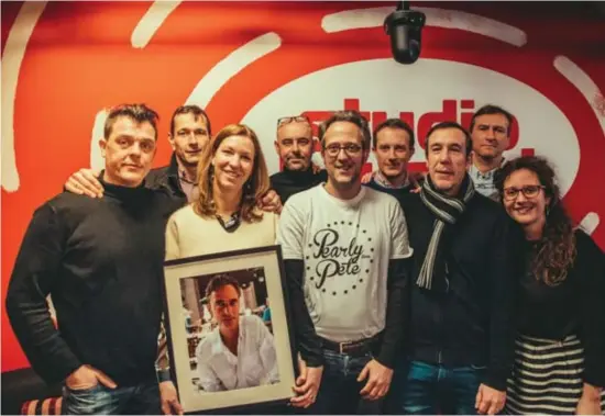  ??  ?? De bandleden bij de radiomaker­s van ‘De Week van Eigen Kweek’ op Studio Brussel. De band had een portret van hun overleden leadzanger bij.