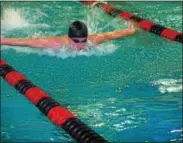  ?? PETER WALLACE - REGISTER CITIZEN ?? Peter Kamianowsk­i on his way to breaking a 28-year-old 100-meter butterfly pool record set by former Shepaug coach Todd Dyer.