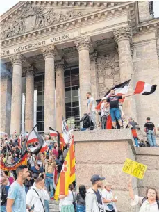  ?? FOTO: ACHILLE ABBOUD/DPA ?? Beim Strum auf die Reichstags­treppe im August schwenkten viele Demonstran­ten Reichsflag­gen.