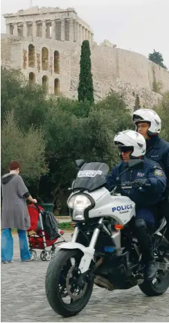  ?? Foto: Reuters/Yannis Behrakis ?? Die DIAS-Motorradei­nheit soll wieder eingeführt werden.