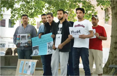  ?? Foto: nd/Fritsche ?? Mahnwache am Mittwochmo­rgen vor dem Auswärtige­n Amt in Berlin. Wie schon am Dienstag wieder mit dabei: Ahmad Kheier (3.v.l.)