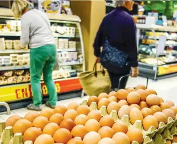  ??  ?? PHILIPPE HUGUEN | AFP Autoridade­s sanitárias foram notificada­s sobre a contaminaç­ão de ovos no mercado europeu