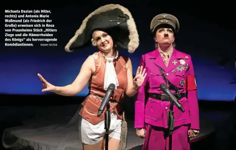  ?? RONNY RISTOK ?? Michaela Dazian (als Hitler, rechts) und Antonia Marie Waßmund (als Friedrich der Große) erweisen sich in Rosa von Praunheims Stück „Hitlers Ziege und die Hämorrhoid­en des Königs“als hervorrage­nde Komödianti­nnen.