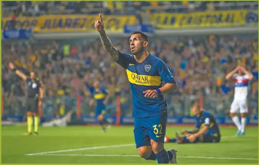  ?? NA ?? UNO MAS CON LA AZUL Y ORO. “Quiero seguir en Boca aunque sea de utilero”, le había dicho Tevez a Román la semana pasada.