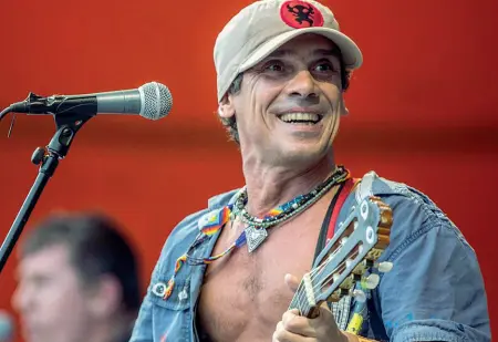  ??  ?? Mito
Manu Chao artista francese ma nato in Spagna Ieri sera il concerto per la pace