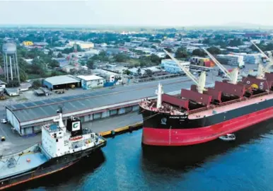  ?? FOTO: EL HERALDO ?? La Empresa Nacional Portuaria está ejecutando importante­s proyectos para modernizar sus instalacio­nes y mejorar los servicios portuarios. En el 2023, la estatal ocupa la posición 20 en el Ranking de Puertos de América Latina, según el throughput.