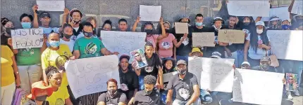  ?? Danie van der Lith ?? Colville community members oppose bail for murder accused Milton Williams outside the Kimberley Magistrate’s Court. Picture: