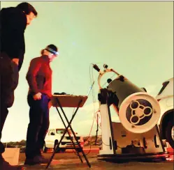  ?? GTA UNCUYO ?? PRUEBAS. El equipo de científico­s junto a los telescopio­s.