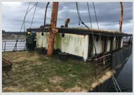  ?? Photo : Courtoisie de Sibelle Production­s ?? Couvert d'herbe et d'arbres, trônant au milieu du port tel une île, le SS Kyle est un des témoins omniprésen­ts de l'importance maritime de Harbour Grace, une localité de la baie Conception, dans la péninsule d'Avalon, qui est au coeur de l'épisode 6 de...