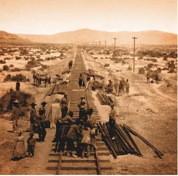  ??  ?? PVDE / BRIDGEMAN / ACI COLLEGARE IL TERRITORIO Dal 1869 la ferrovia unì la costa orientale e quell’occidental­e. A sinistra, la costruzion­e del binario di Central Pacific, che univa Utah e California.