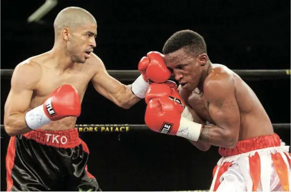  ?? /ANTONIO MUCHAVE ?? Joshua Studdard, left, with Morapedi Khotle during their Junior Bantamweig­ht fight at Emperors Palace in Ekurhuleni, Gauteng. Studdard plans to stop Mawande Mbusi in the early stages of their fight.