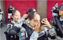  ?? LOVERA /ALEJANDRO AGUILAR ?? Mujeres de la Guardia Nacional alistaban su participac­ión/LAURA