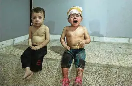  ?? FOTO: AFP ?? Bei einem Bombenangr­iff verwundete syrische Kinder warten darauf, behandelt zu werden. Aber auch Kliniken werden oft angegriffe­n.