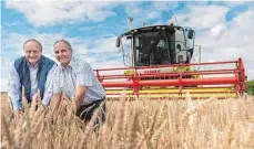  ?? FOTO: DPA ?? Bauernpräs­ident Joachim Rukwied (re.) und Landwirt Rüdiger Beck überprüfen zum Auftakt der Getreideer­nte die Qualität des Korns.