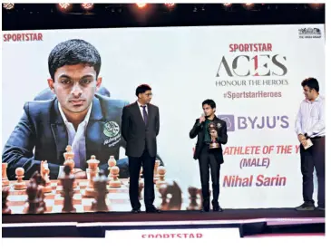  ?? THE HINDU PHOTO
LIBRARY ?? Grandmaste­r
Nihal Sarin being honoured with the Byjus Young Athlete of the Year (Male)award by jury member Viswanatha­n Anand, and
Siddesh Joglekar, vice president, Marketing, BYJU’S.