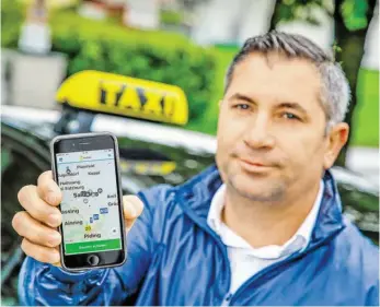  ?? BILD: SN/ROBERT RATZER ?? Die App Uber ist für Taxifahrer ein rotes Tuch. Petru Cojocarel kann trotzdem mit einem Handyprogr­amm gerufen werden.