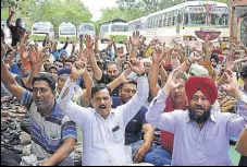  ?? HT PHOTO ?? Members of the Punjab Roadways and Punbus Contract Workers Union holding a protest in Jalandhar on Monday.