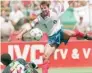  ??  ?? ↑ El ruso Oleg Salenko logró su hazaña de anotar cinco goles en la edición de 1994 en los Estados Unidos, ante Camerún en la goleada 6-1.