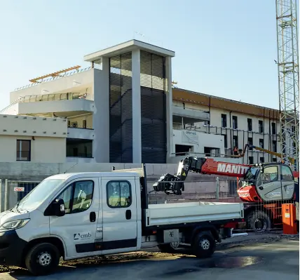  ??  ?? Fermo Il cantiere della nuova clinica Villa Melitta vicino a Ponte Adige