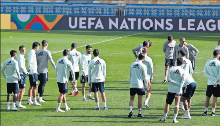  ??  ?? Los internacio­nales españoles se ejercitan sobre el césped del escenario en el que tendrá lugar el partido contra Ucrania, el Olímpico de Kiev.