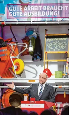  ?? Foto: Friso Gentsch, dpa ?? Im Wahlkampfm­odus: Hat Martin Schulz bei seinem Auftritt in Bielefeld die Lage am Arbeitsmar­kt schlechter gemalt, als sie tatsächlic­h ist?
