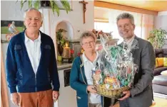  ?? Foto: Hieronymus Schneider ?? Bürgermeis­ter Rudolf Schneider (rechts) gratuliert­e Christine und Günter Müller zur goldenen Hochzeit. Und dazu wurde erstmals die Hochzeitsk­erze von 1967 angezün det.