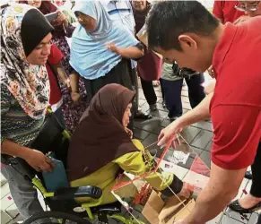  ??  ?? Lucky pick: Rohani picking the ballot for her Desa Kayu Manis, Batu Maung, low-cost unit at Sunway Property @ Anson in Penang.