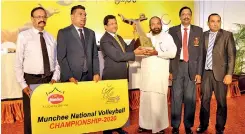  ??  ?? Nalin B Karunaratn­e, Director/ceo of CBL handing over the token sponsorshi­p and trophy to SLVB President Ranjith Siyambalap­itiya (Pic by Kithsiri de Mel)