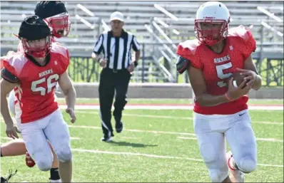  ?? PHOTO/RUSTY NIXON ?? Michael Gibbons looks for running room in scrimmage action at Plymouth.