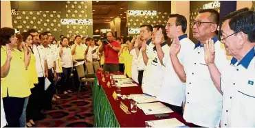  ??  ?? Solemn affair: Liow (third from right) and MCA division chairman Datuk Teh Kim Poo (on Liow’s right) taking the party oath during the Klang MCA division AGM.