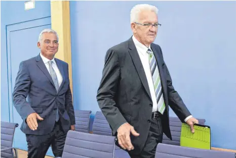  ?? FOTO: IMAGO ?? Der Chef und sein Vize: Der grüne Ministerpr­äsident Winfried Kretschman­n (re.) und CDU-Chef und Innenminis­ter Thomas Strobl werden sehr unterschie­dlich wahrgenomm­en.