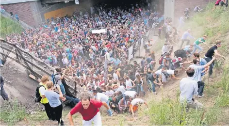  ?? FOTO: DPA ?? Bei der Massenpani­k auf der Loveparade am 24. Juli 2010 in Duisburg starben 21 Menschen, mehr als 600 wurden teils schwer verletzt.