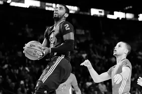  ??  ?? KYRIE IRVING, del equipo del Este, anota dos de sus 31 puntos. El jugador de los Cavaliers de Cleveland fue selecciona­do el Jugador Más Valioso.