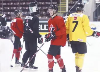  ??  ?? Evan Bouchard, qui tente de gagner un poste au sein d’Équipe Canada junior, s’amuse en patinant avec un seau sur la tête. - La Presse canadienne: Chad Hipolito