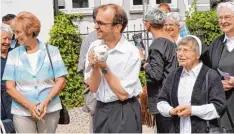  ?? Foto: Hieronymus Schneider ?? Der Klosterlec­hfelder Pfarrer Thomas Demel behütete seine Taube liebevoll bis zum Abflug.