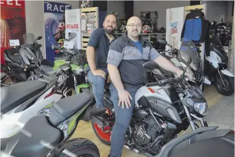  ?? [XOÁN A. SOLER] ?? Moisés Romero y su socio José Ángel Pardal, en el concesiona­rio Company Motos