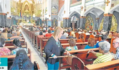  ??  ?? LAS COLECTAS durante las misas católicas están quedando en el olvido por la escasez de efectivo en Venezuela.