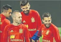  ?? FOTO: J. A. SIRVENT ?? Tres con la
Roja Con Busquets KO, Piqué, Iniesta y Alba jugarán ante Alemania y Argentina