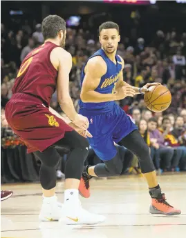  ?? GETTY IMAGES ARCHIVE ?? Cleveland’s Kevin Love tries to stay with Stephen Curry in the teams’ most recent meeting.